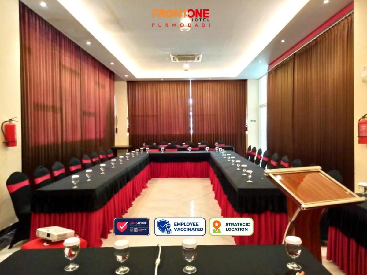 Front One Hotel Purwodadi Purwodadi  Esterno foto