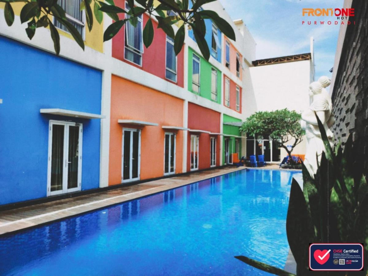 Front One Hotel Purwodadi Purwodadi  Esterno foto
