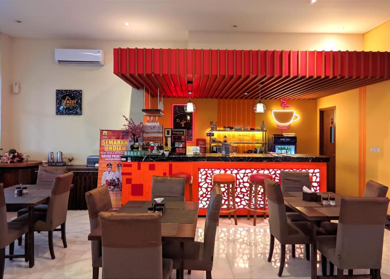Front One Hotel Purwodadi Purwodadi  Esterno foto