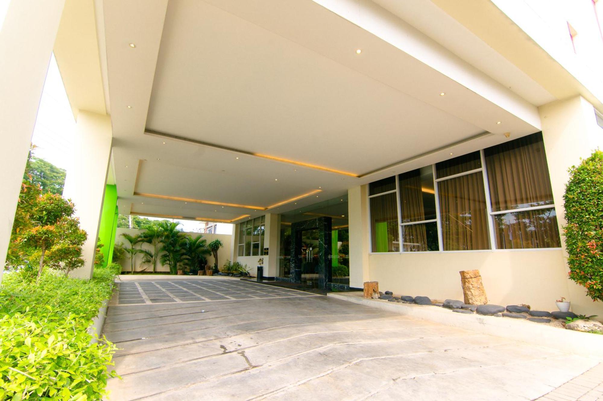 Front One Hotel Purwodadi Purwodadi  Esterno foto