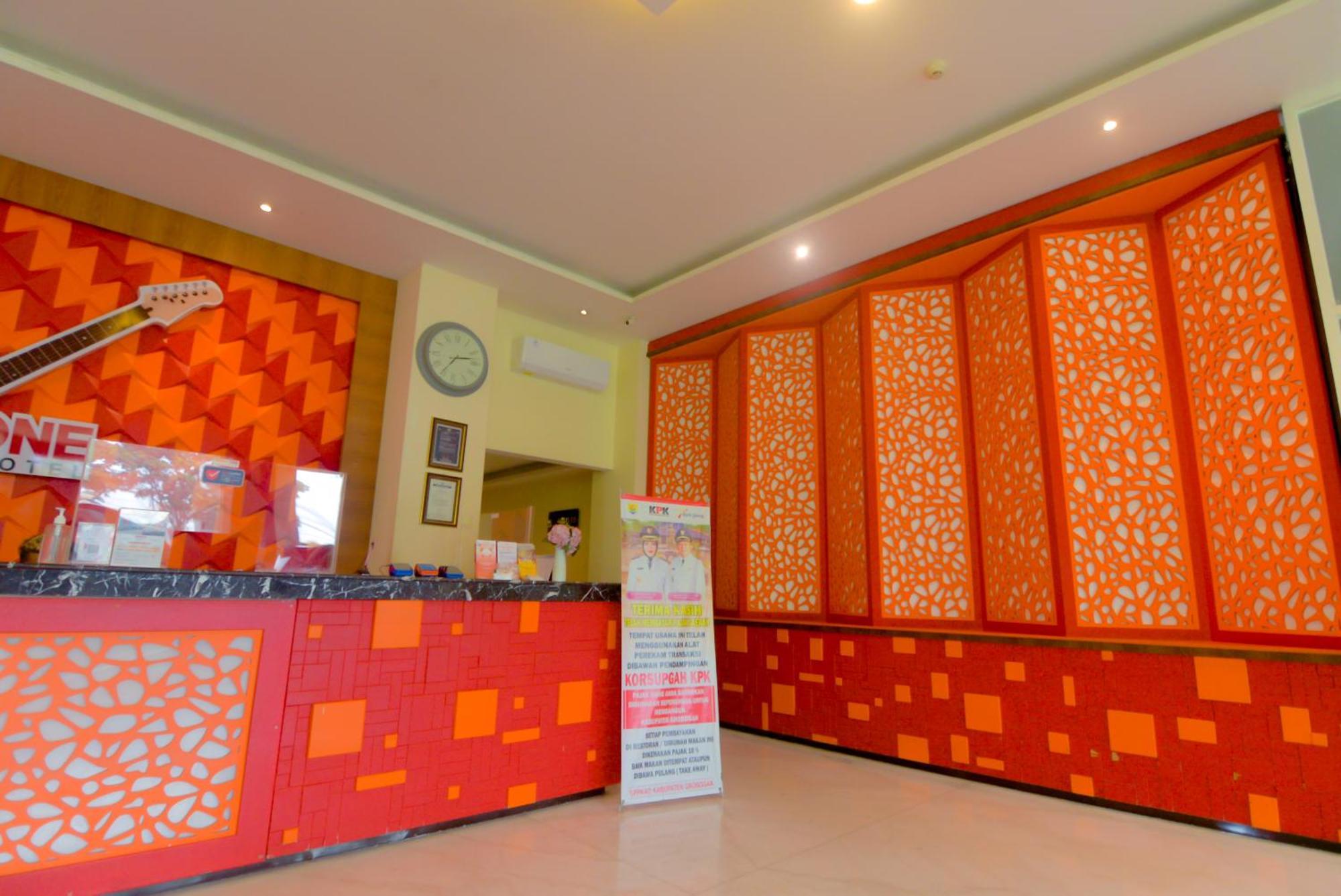 Front One Hotel Purwodadi Purwodadi  Esterno foto