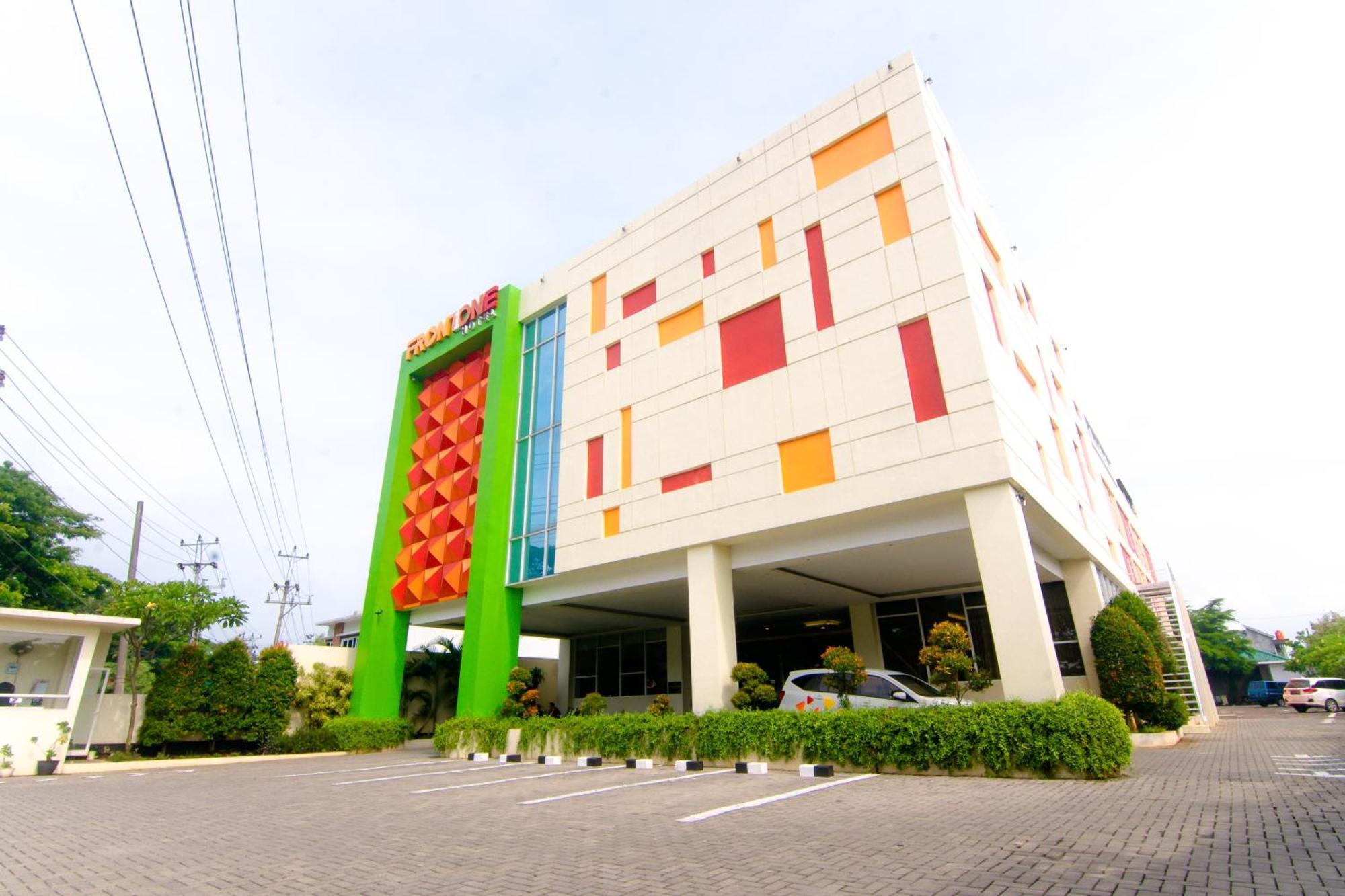 Front One Hotel Purwodadi Purwodadi  Esterno foto