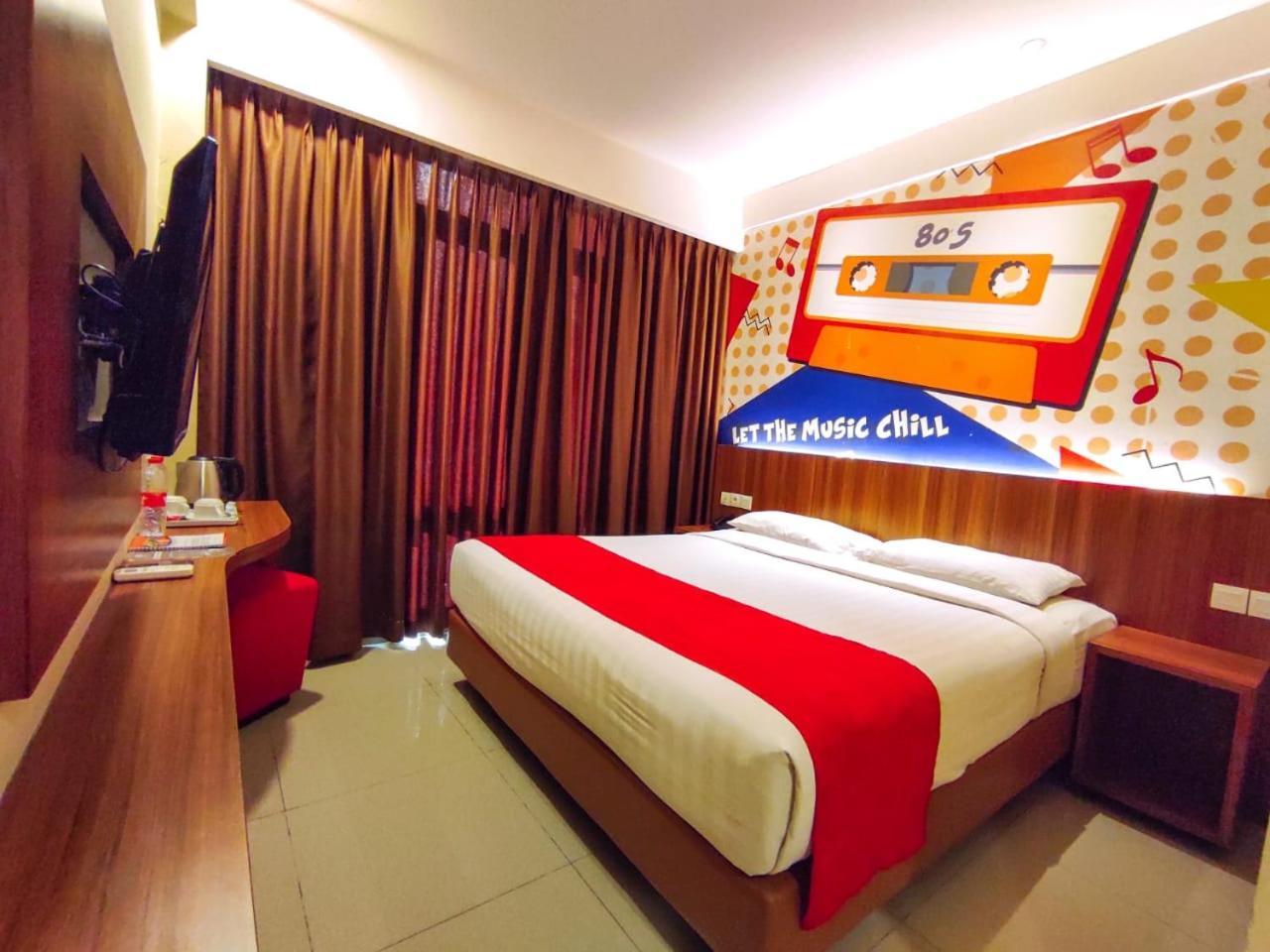 Front One Hotel Purwodadi Purwodadi  Esterno foto