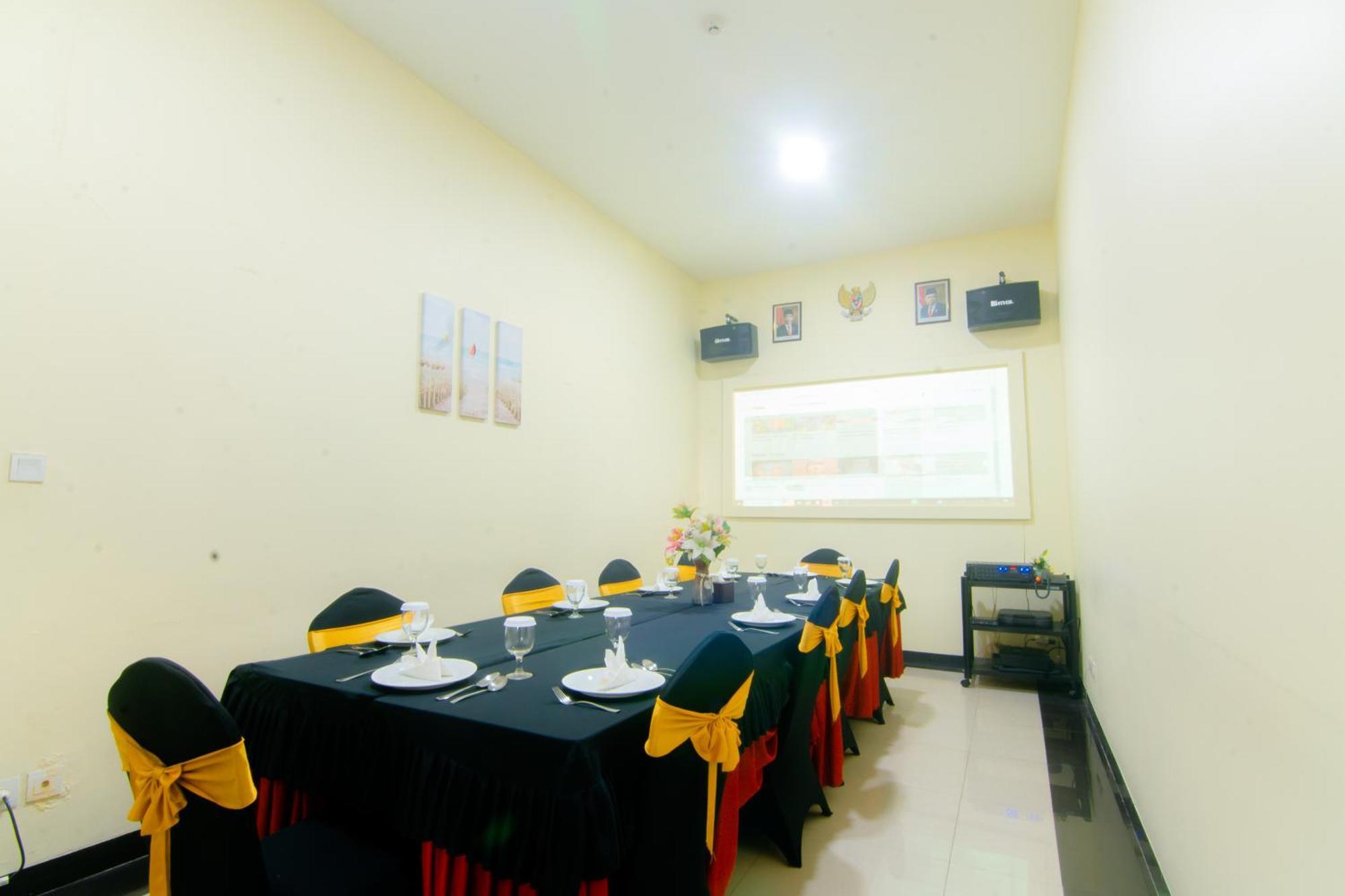 Front One Hotel Purwodadi Purwodadi  Esterno foto