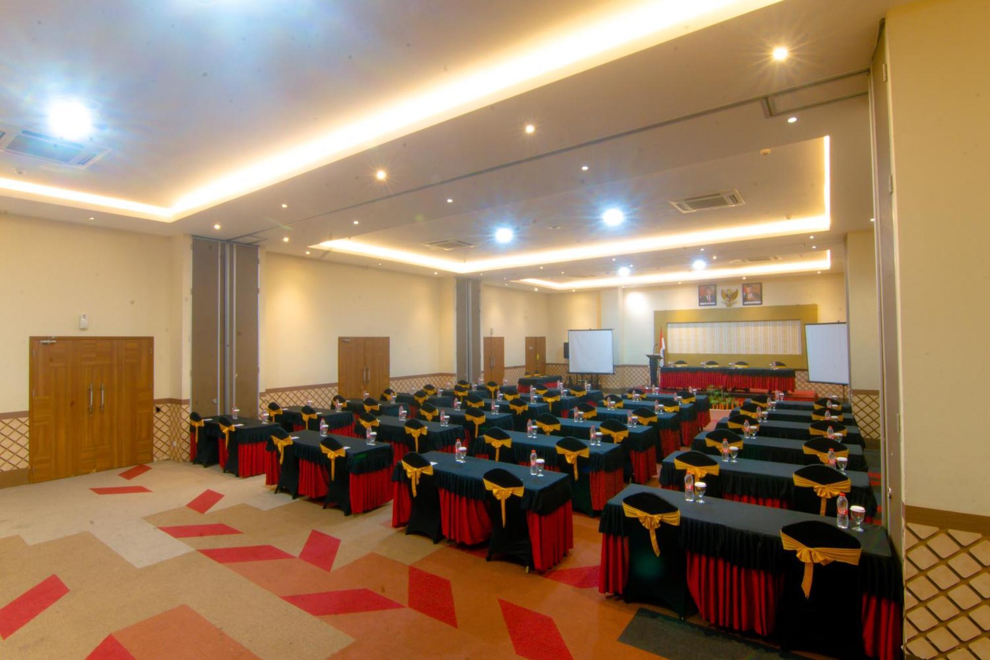 Front One Hotel Purwodadi Purwodadi  Esterno foto