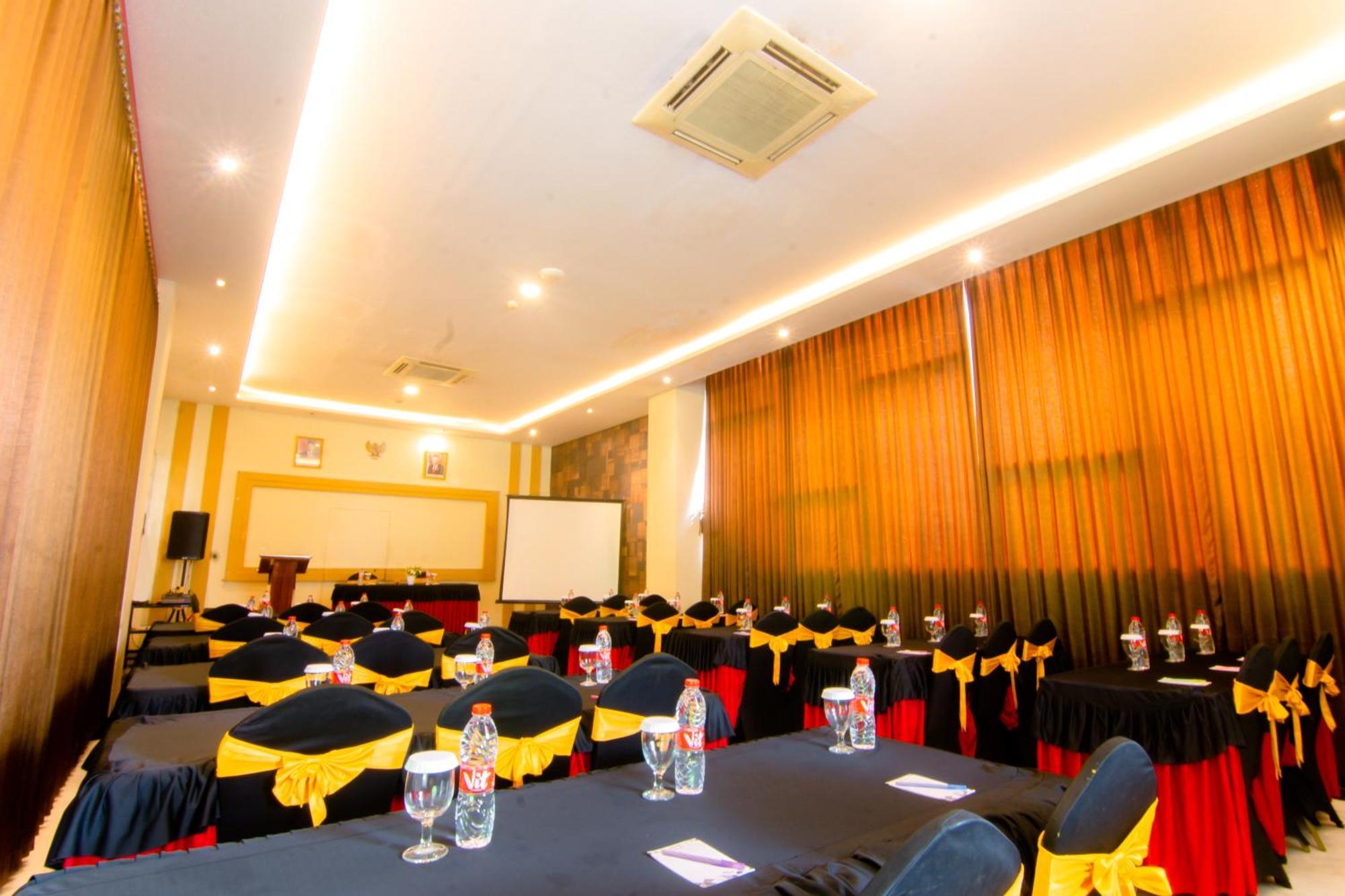 Front One Hotel Purwodadi Purwodadi  Esterno foto