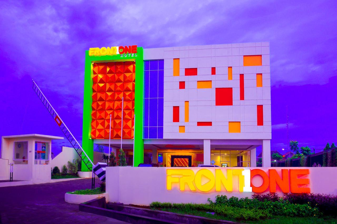 Front One Hotel Purwodadi Purwodadi  Esterno foto